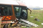 U Frýdku se srazila 4 auta s autobusem, zemřela žena