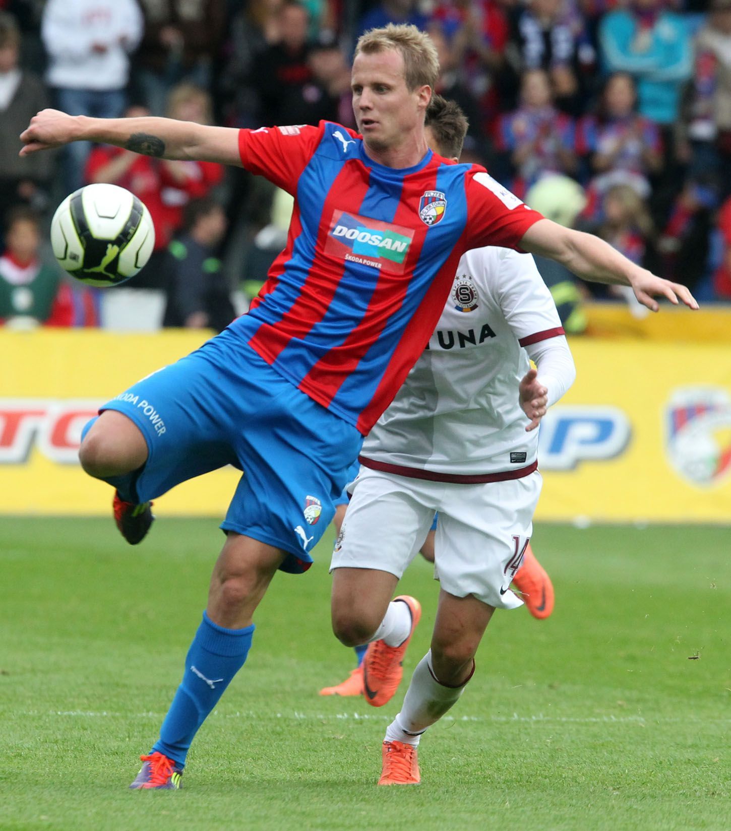 Fotbalista Plzně David Limberský v utkání se Spartou Praha v sedmém kole Gambrinus ligy 2012/13.