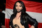 VIDEO Rakousko vyslalo do Eurovize vousatou zpěvačku