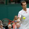 Britský tenista Andy Murray vrací míček Rusovi Nikolaji Daviděnkovi v 1. kole Wimbledonu 2012.