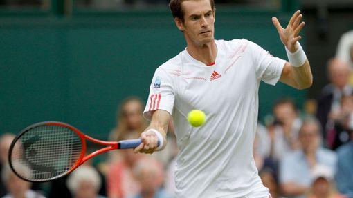 Britský tenista Andy Murray vrací míček Rusovi Nikolaji Daviděnkovi v 1. kole Wimbledonu 2012.