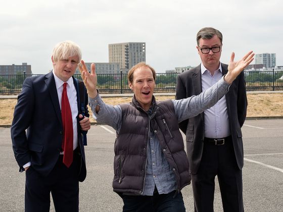 Kdo je Dominic Cummings Benedict Cumberbatch jako Dominic Cummings (uprostřed).