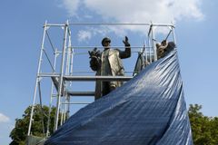Polití barvou i strhávání plachty. Policie eviduje kolem sochy Koněva osm incidentů