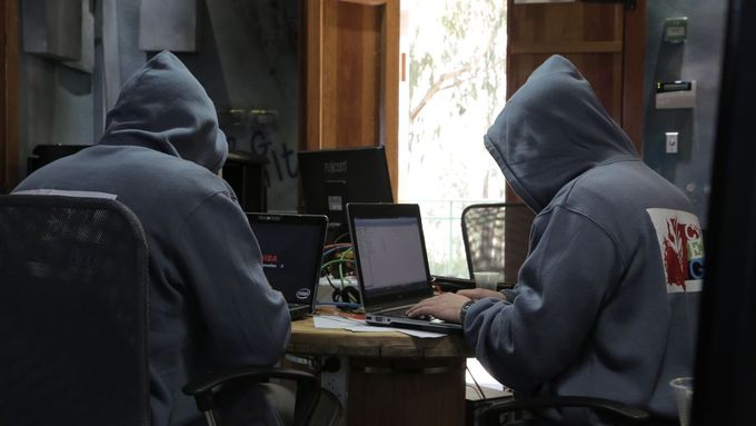 Útoků hackerů přibývá. V Česku je nedostatek lidí, kteří před nimi umějí bránit servery firem a organizací.
