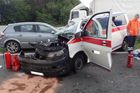 Na Bruntálsku se srazila sanitka s autem, na místě je pět zraněných