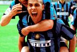 Po famózní sezoně v Barceloně se fotbalista přezdívaný O Fenoméno stěhoval do Interu Milán za téměř 30 milionů dolarů, čímž překonal svůj vlastní rekord. V Itálii vydržel pět sezón, ale s Interem vyhrál pouze Pohár Uefa v roce 1998. Ronalda navíc během angažmá v Interu sužovala zranění a mezi lety 2000 až 2002 odehrál pouze 17 utkání.