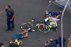 Další hrůzný karambol. Italský cyklista kvůli helikoptéře narazil do bariéry