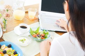 Jak ve zdraví přežít práci v kanceláři? Cvičte za stolem a nemlsejte u počítače, radí odborníci