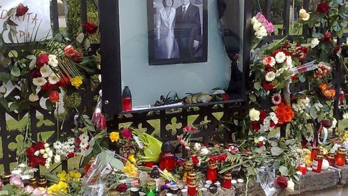 Před polským velvyslanectvím v Praze pokládali lidé květiny za oběti letecké havárie u Smolenska