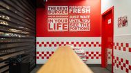 V Praze se otevírá první pobočka legendárních amerických hamburgerů. Five Guys láká na obří sendviče s extra ingrediencemi i milkshake se slaninou. Ceny jsou ale vyšší.