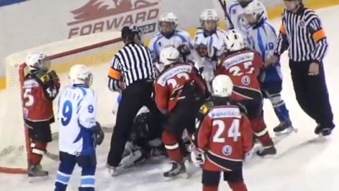 Nevinný zápas desetiletých dětí v Rusku se změnil v hokejovou řežbu. Oba týmy se na ledě řezaly jak psi až do chvíle, než rozhodčí zápas předčasně přerušili.