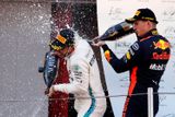 Podívejte se na další snímky z Barcelony: Lewis Hamilton a Max Verstappen na stupních vítězů v Barceloně