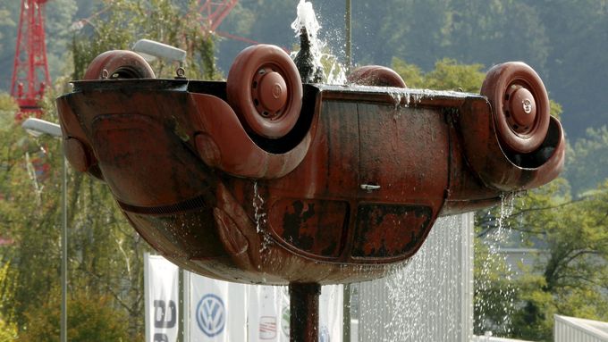 Šéf Volkswagenu Herbert Diess se na Tokijském autosalonu omluvil za skandál kolem falšování testů emisí. Poslechněte si ho.