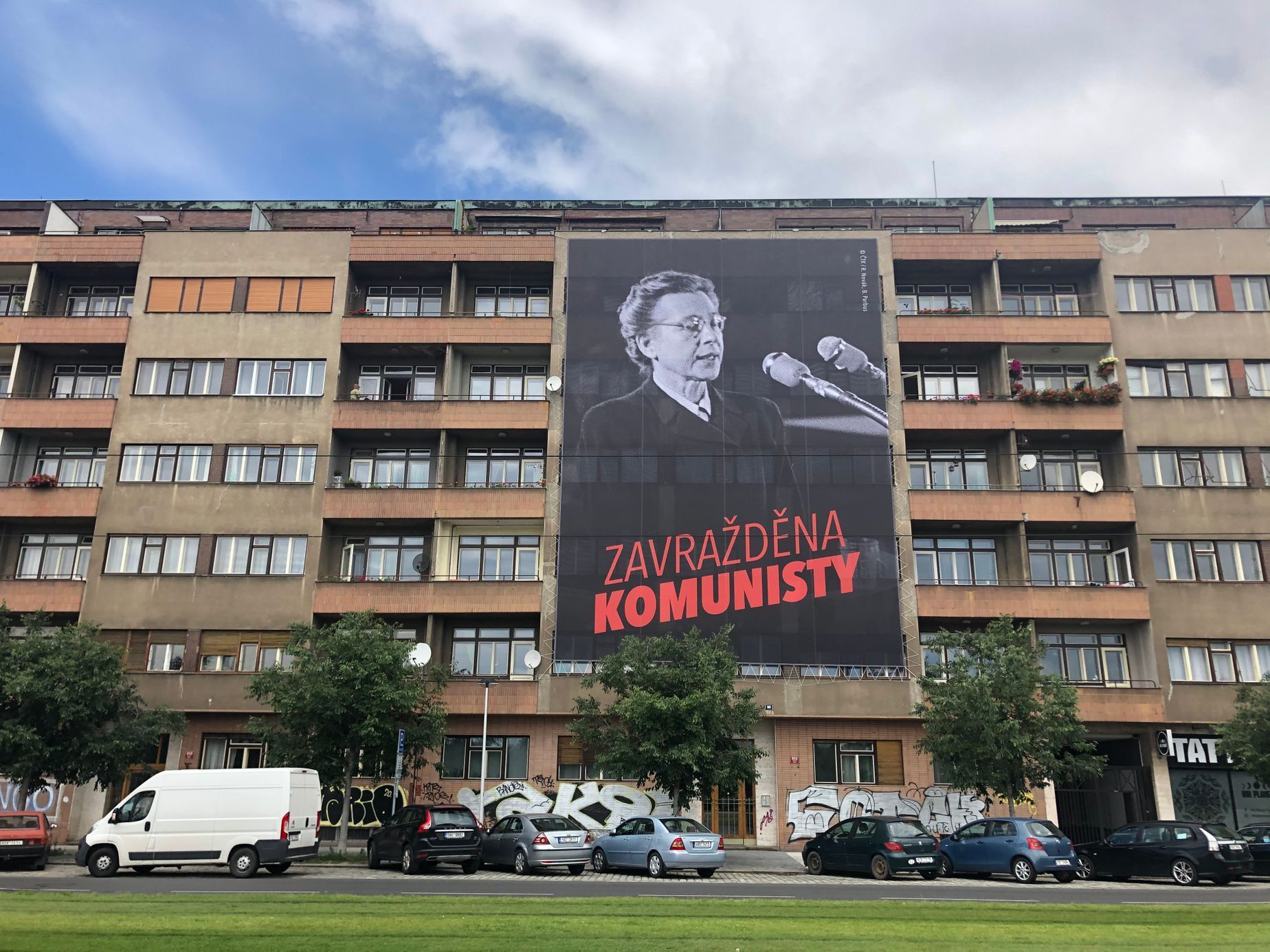 Sdružení Dekomunizace šířilo transparent s portrétem Milady Horákové
