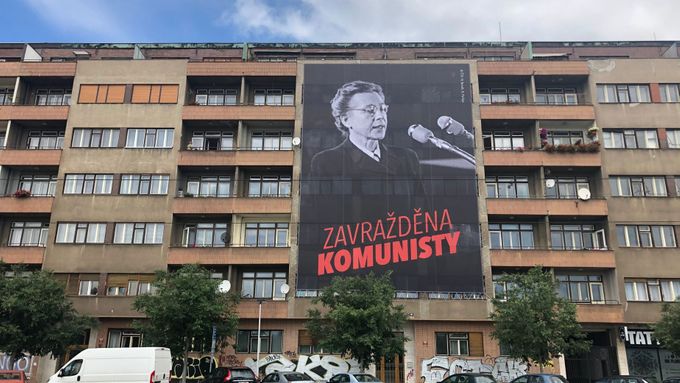 Sdružení Dekomunizace šířilo transparent s portrétem Milady Horákové a nápisem ZAVRAŽDĚNA KOMUNISTY.