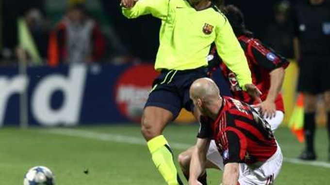 Japp Stam z AC Milán brání barcelonského Ronaldinha (ve světlém).