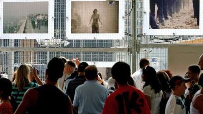 Fotografie vyvěšené nedaleko místa, kde stávaly "dvě věže" připomínají návštěvníkům Dolního Manhattanu tragédii z 11. září, při které zemřelo více než 3000 osob.
