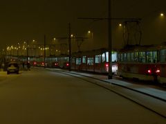 Snímek nepřetržitého řetězu tramvají, který se večer táhnul mezi pražskými zastávkami Hradčanská a Vozovna Střešovice