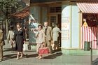 Lidé na ulici T. G. Masaryka v Karlových Varech. Rok 1958