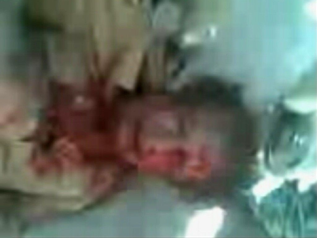 Fotografie krvavého Kaddáfího (z videozáznamu)
