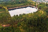 Nádrž přečerpávací hydroelektrárny Štěchovice II., zvaná Homole. Od tohoto místa se ráz krajiny mění, místo rekreačních objektů přibývá industriálních staveb.