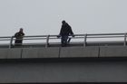 Muž strčil nerozhodného sebevraha z mostu