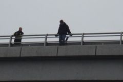 Radnice chce na dálničním mostě sítě kvůli sebevrahům
