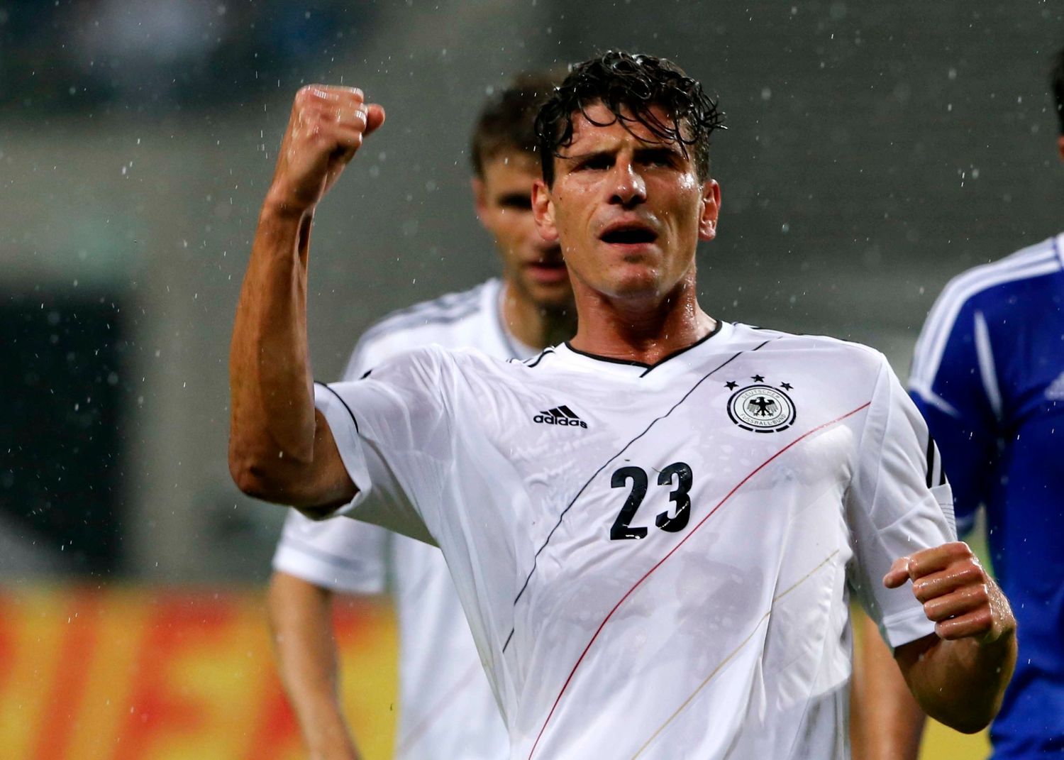 Mario Gómez slaví gól v přípravném utkání na Euro 2012, Německo - Izrael