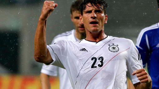 Německý fotbalista Mario Gómez slaví gól vstřelený Izraeli v přípravném utkání na Euro 2012.