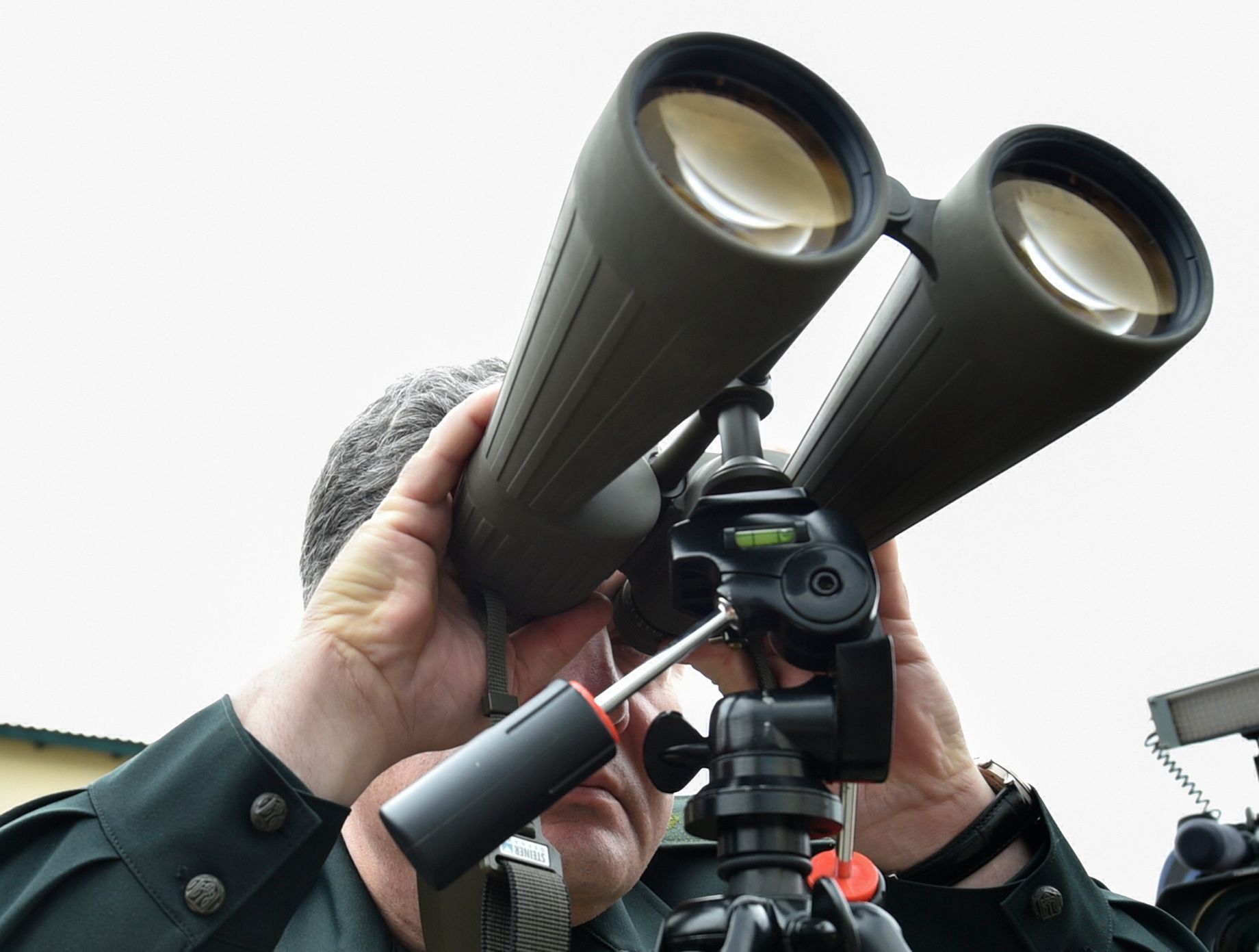 Vyhlíží vítězství? Petro Porošenko sleduje dalekohledem výcvik pohraničníků ve městě Čerkasy.