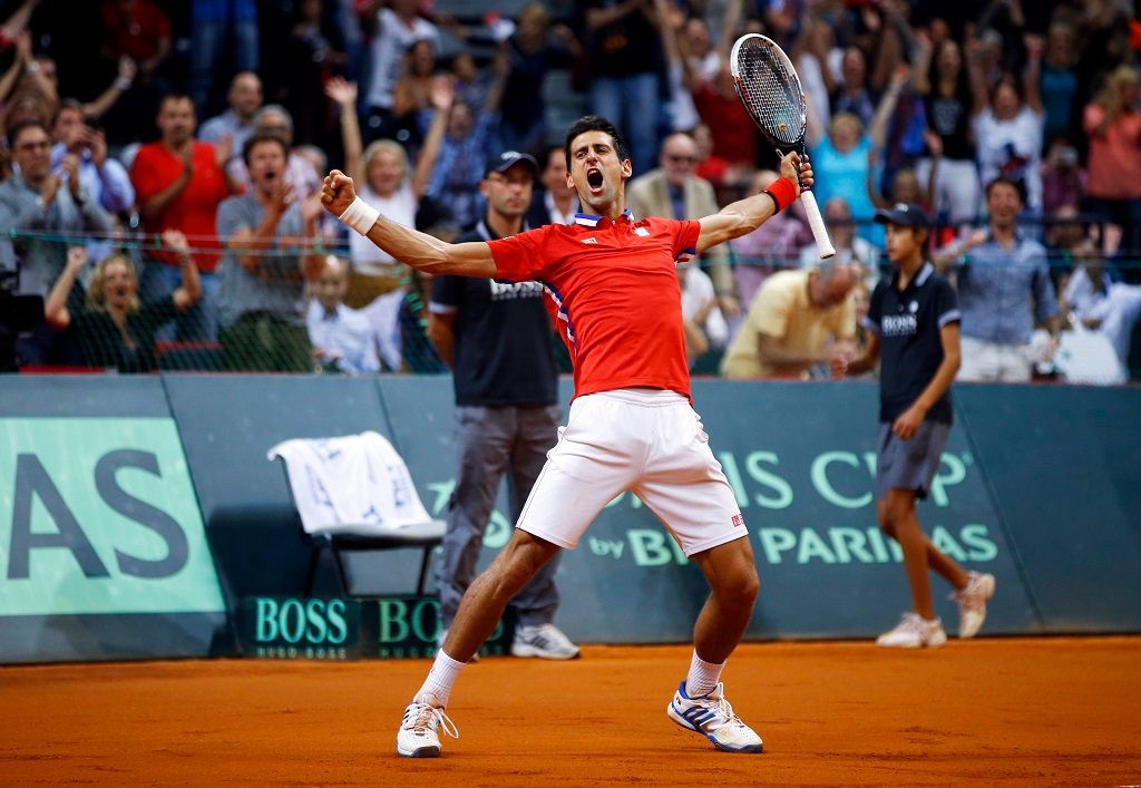 Novak Djokovič slaví výhru nad Kanaďanem Raonicem v semifinále Davisova poháru