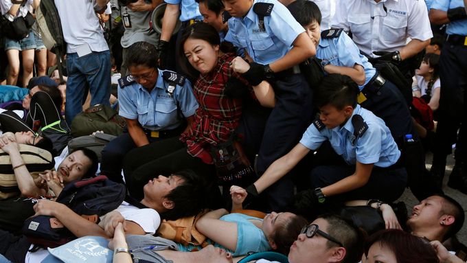 Foto: V Hongkongu zatkli stovky lidí. Chtěli víc demokracie