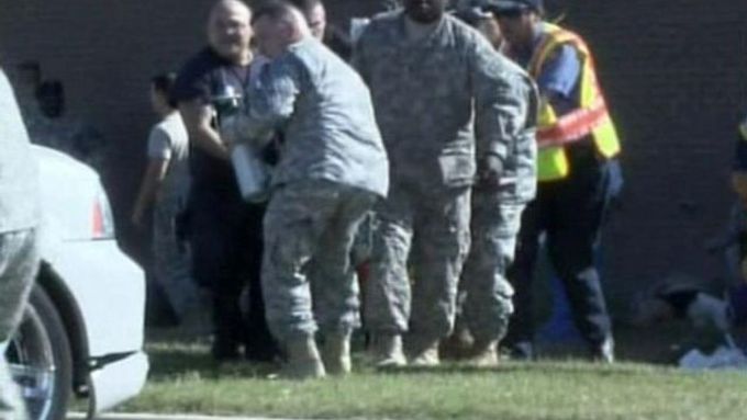Snímek pořízený z videozáznamu zachycuje odvážení raněných ze zaákladny Fort Hood.