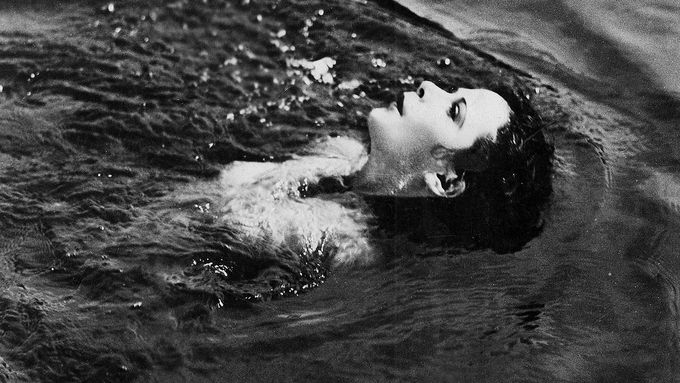 Hedy Kieslerová později udělala kariéru pod jménem Hedy Lamarrová.