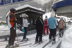 Tisíce lyžařů vyrazilo na hory, sezóna začala v Peci