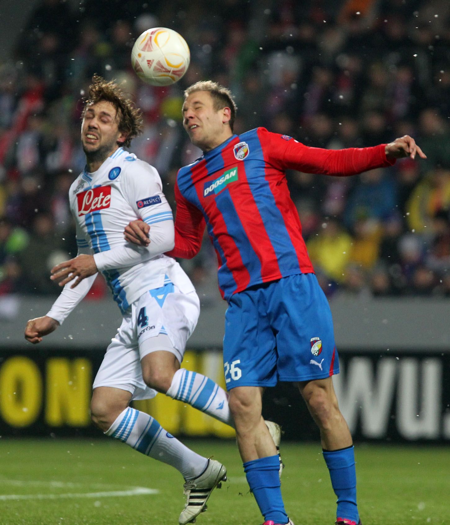 Fotbal, Evropská liga, Plzeň - Neapol: Daniel Kolář (vpravo) a Marco Donadel