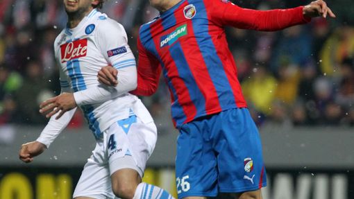Fotbal, Evropská liga, Plzeň - Neapol: Daniel Kolář (vpravo) a Marco Donadel