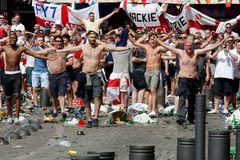 Policie v Lille rozehnala slzným plynem agresivní dav dvou stovek opilých anglických fanoušků