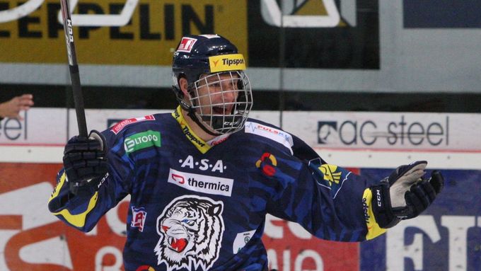 Pavel Zacha z Liberce je nejmladším hokejistou v extralize. Gól vstřelil v premiérovém startu proti Třinci. Ve svém prvním střídání, v čase 0:44.