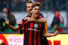 Kadlecův vítězný gól za Frankfurt zastínily potyčky fanoušků