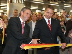 Primátor Prahy Pavel Bém a ředitel Dopravního podniku Martin Dvořák slavnostně otevírají čtyři a půl kilometru trasy pražského metra.