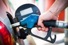 Ceny pohonných hmot dál klesají, výrazněji zlevnila nafta