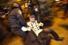 Živě: První mrtvý mimo Kyjev je demonstrant v Doněcku
