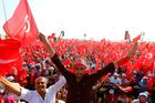 Erdogan by souhlasil s trestem smrti. Statisíce lidí demonstrují v Istanbulu na jeho podporu