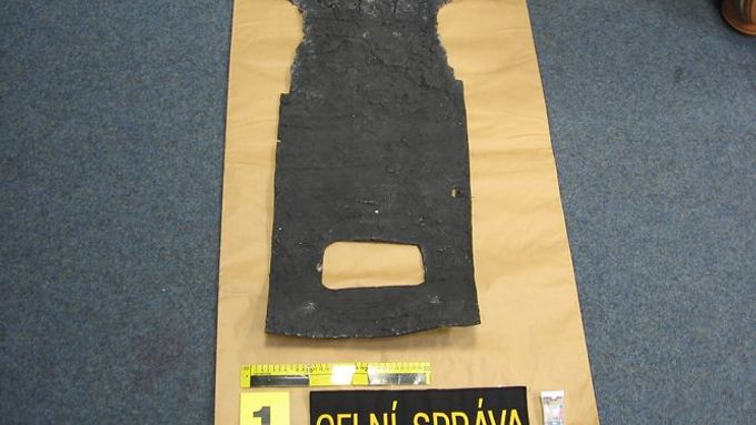 Podložka kufru, ve které byly rozpuštěné tři kilogramy kokainu pravděpodobně z Peru.