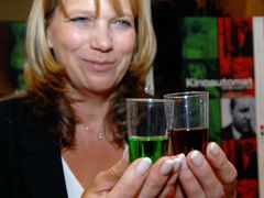 Alena Činčerová, dcera autora Kinoautomatu Radúze Činčery, nabízela před prvním představením obnoveného projektu dva druhy alkoholických nápojů, podobně jako diváci mají dvě možnosti volby pokračování příběhu na plátně.