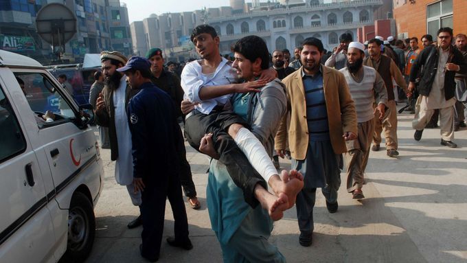 Záběr s Péšáváru, kde ozbrojenci z pákistánského Tálibánu zaútočili na místní školu.