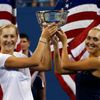 Jakaterina Makarovová a Jelena Vesninová, deblové šampionky US Open 2014