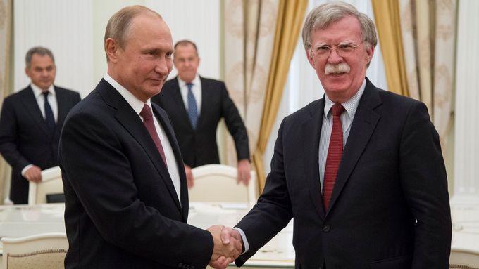 Ruský prezident Vladimir Putin přivítal v Moskvě  bezpečnostního poradce Bílého domu Johna Boltona.