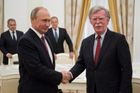 Vztahy USA a Ruska se můžou narovnat, řekl Putin po setkání s Boltonem. Ve hře je i summit s Trumpem
